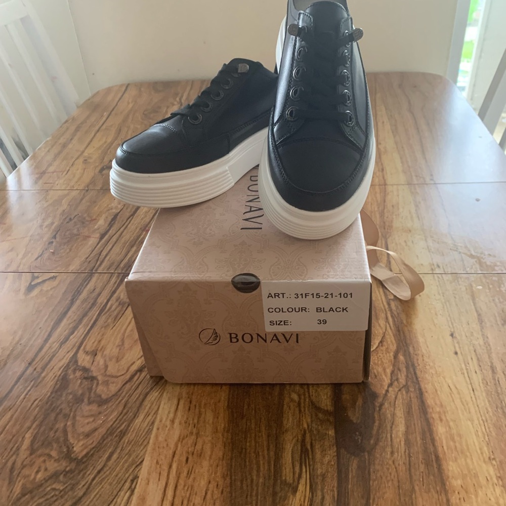 Bonavi Women’s Black Sneaker, size 8
